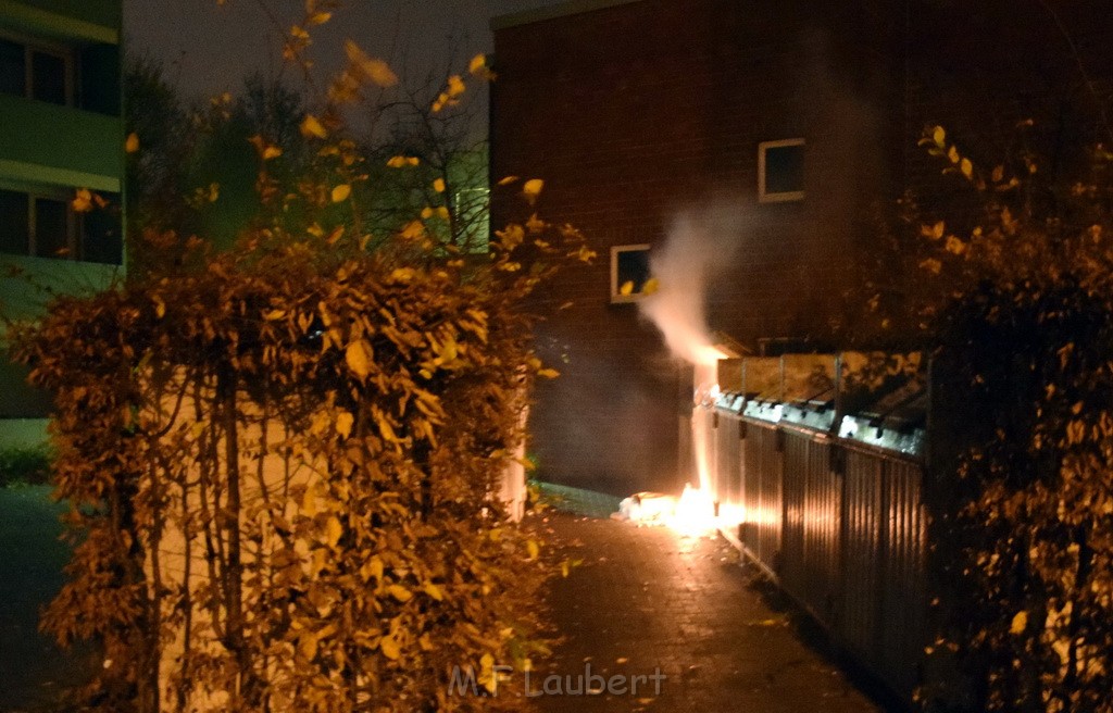 Mehrere Muell Sperrmuellbraende Köln Vingst Ansbacherstr P70.JPG - Miklos Laubert